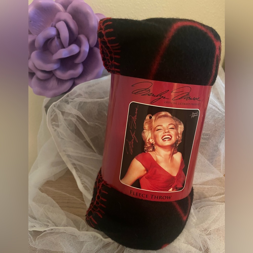 💋 Marilyn Monroe Portrait Bernard of Hollywood Fleece Throw Blanket